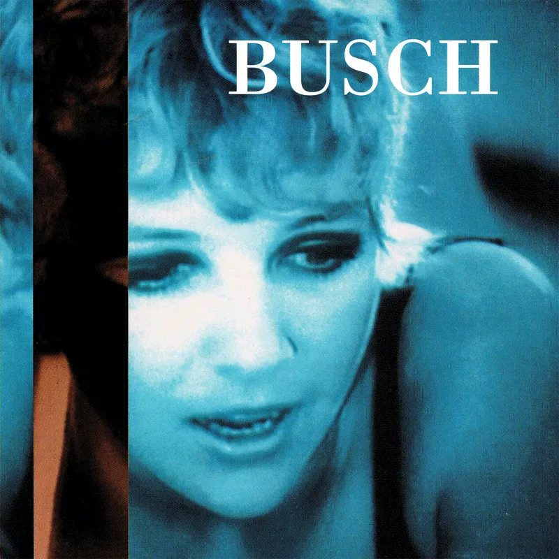Türkis getöntes Nahaufnahme-Foto einer Frau mit hellen Locken, die nach unten blickt; oben rechts in weißer Serifenschrift „BUSCH“
