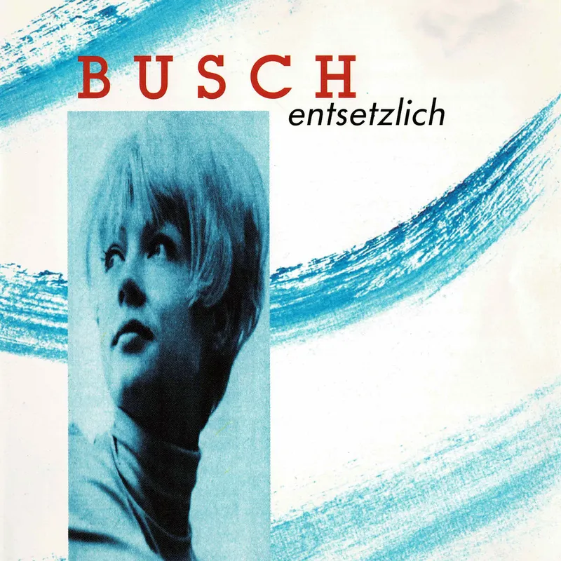 Blau getöntes Foto einer Frau mit kurzen hellen Haaren, die nach oben blickt, auf weißem Grund mit blauen Pinselstrichen; darüber in Rot „BUSCH“ und kursiv „entsetzlich“