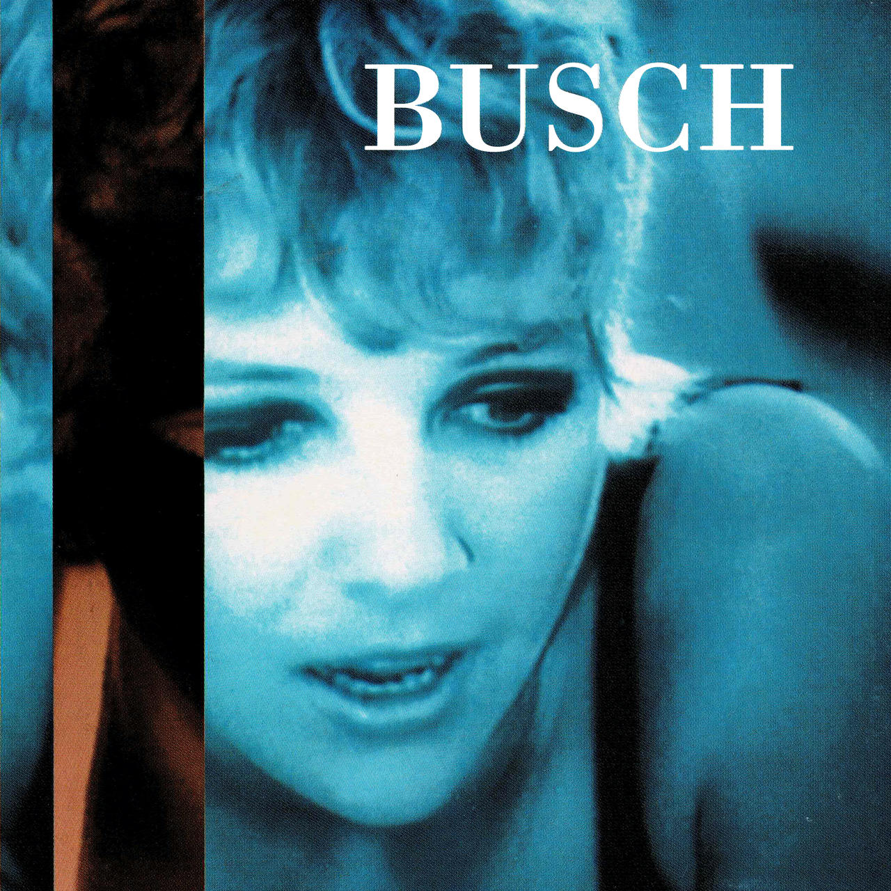 Türkis getöntes Nahaufnahme-Foto einer Frau mit hellen Locken, die nach unten blickt; oben rechts in weißer Serifenschrift „BUSCH“
