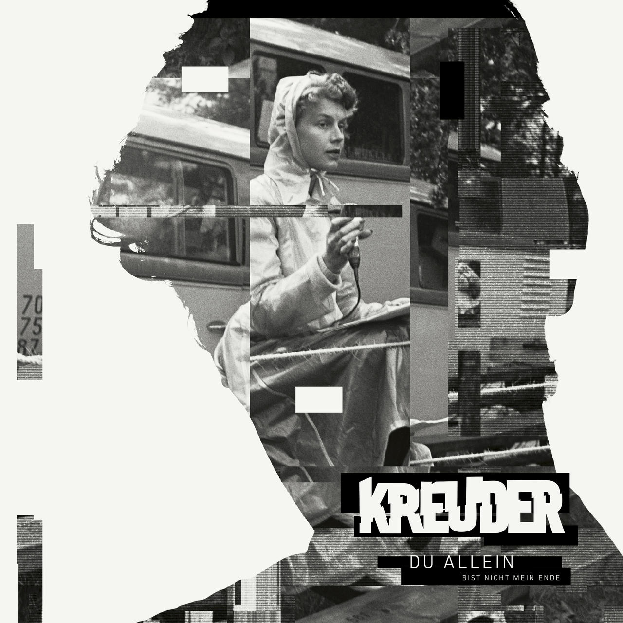 Schwarzweiß-Collage in der Silhouette eines Kopfes im Profil, darin eine Frau mit Kapuze vor einem Bus; Schriftzug „KREUDER – Du allein – bist nicht mein Ende“