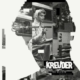 Schwarzweiß-Collage in der Silhouette eines Kopfes im Profil, darin eine Frau mit Kapuze vor einem Bus; Schriftzug „KREUDER – Du allein – bist nicht mein Ende“