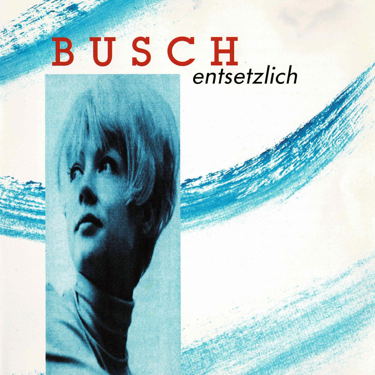 Blau getöntes Foto einer Frau mit kurzen hellen Haaren, die nach oben blickt, auf weißem Grund mit blauen Pinselstrichen; darüber in Rot „BUSCH“ und kursiv „entsetzlich“