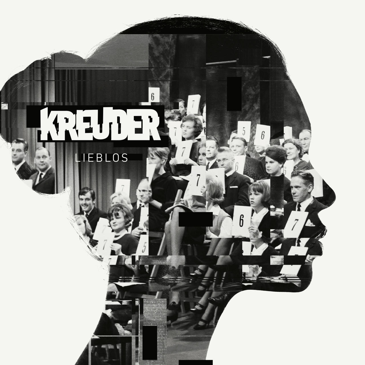Schwarzweiß-Collage in der Silhouette eines Frauenkopfes im Profil, darin ein Saalpublikum mit Nummernschildern; Schriftzug „KREUDER – Lieblos“