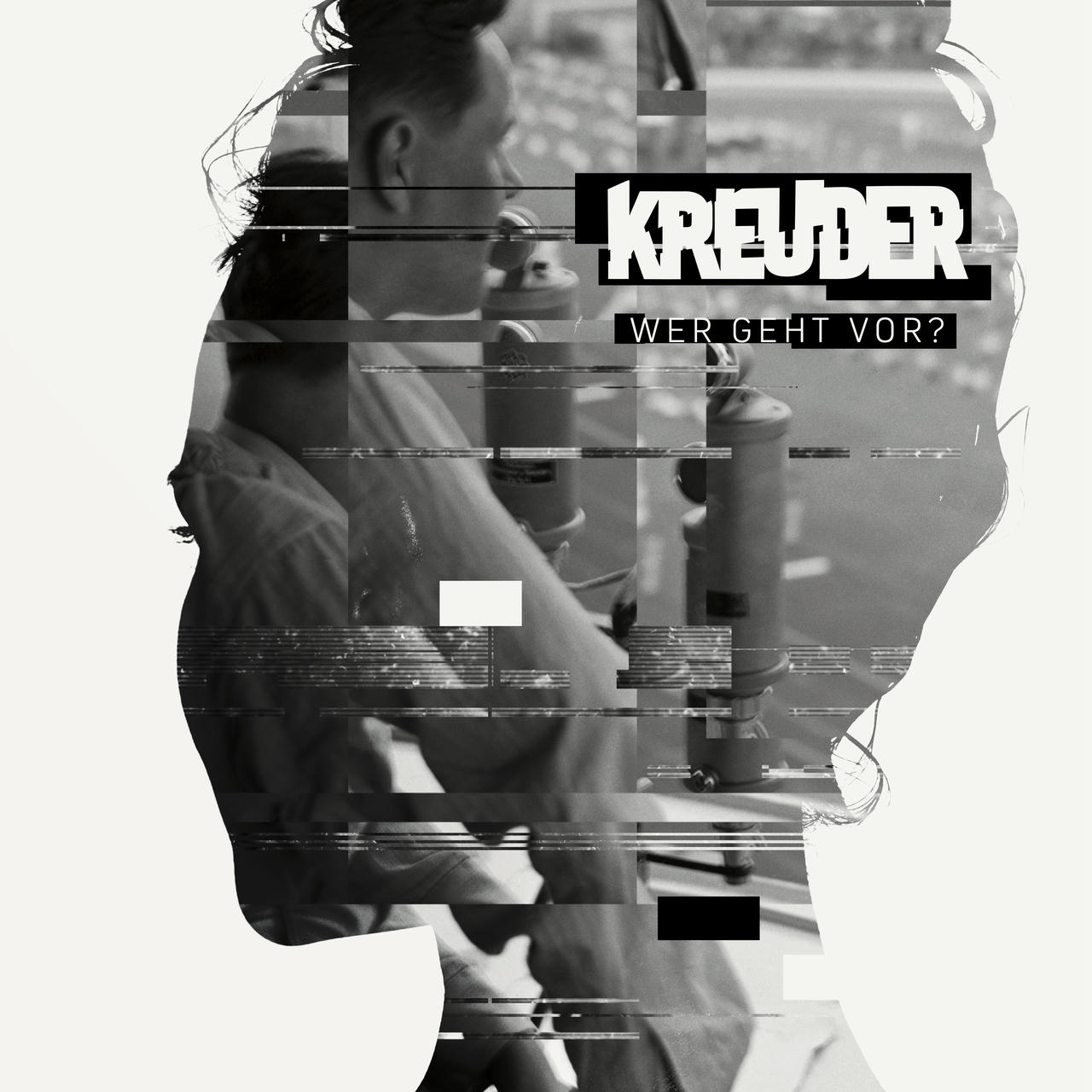 Schwarzweiß-Collage in der Silhouette eines Kopfes im Profil, darin ein Mann vor Mikrofonen; Schriftzug „KREUDER – Wer geht vor?“
