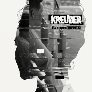 Schwarzweiß-Collage in der Silhouette eines Kopfes im Profil, darin ein Mann vor Mikrofonen; Schriftzug „KREUDER – Wer geht vor?“